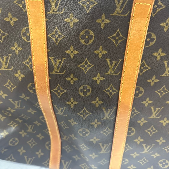 Louis Vuitton - Picture 7 of 8
